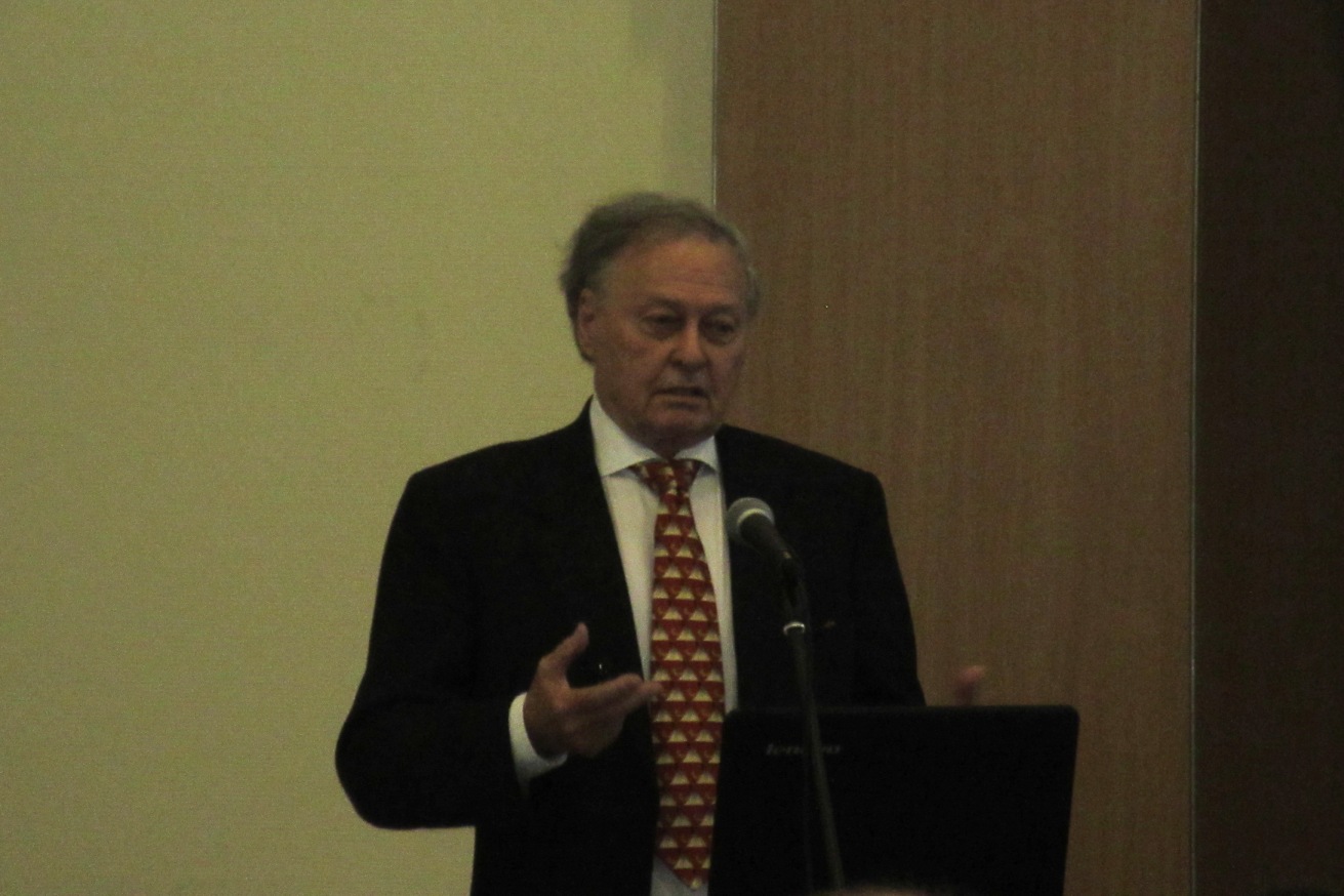 Dr. Anisits Ferenc előadást tart a járművek környezeti hatásairól