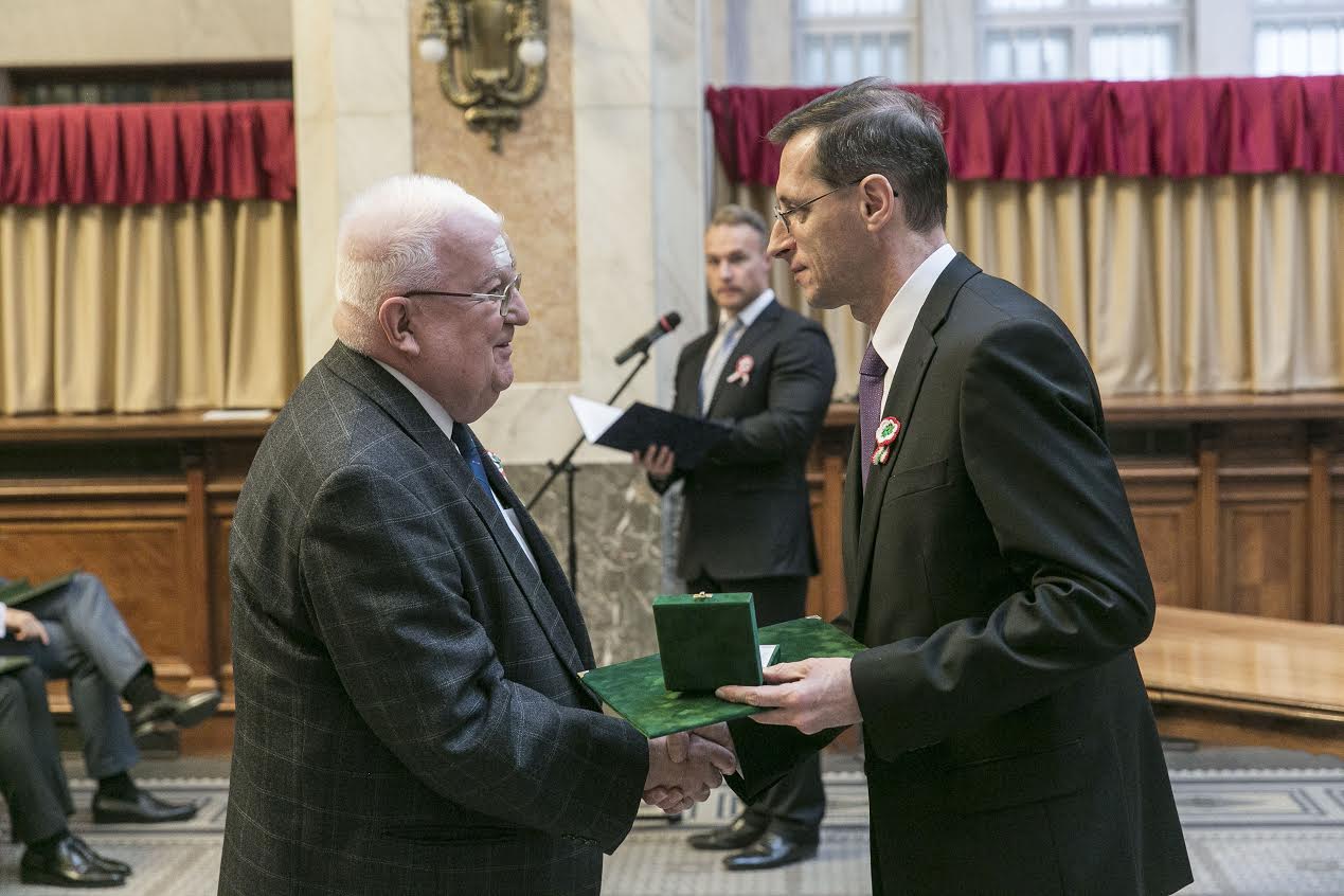 Dr. Kerényi István átveszi a Magyar Gazdaságért díjat
