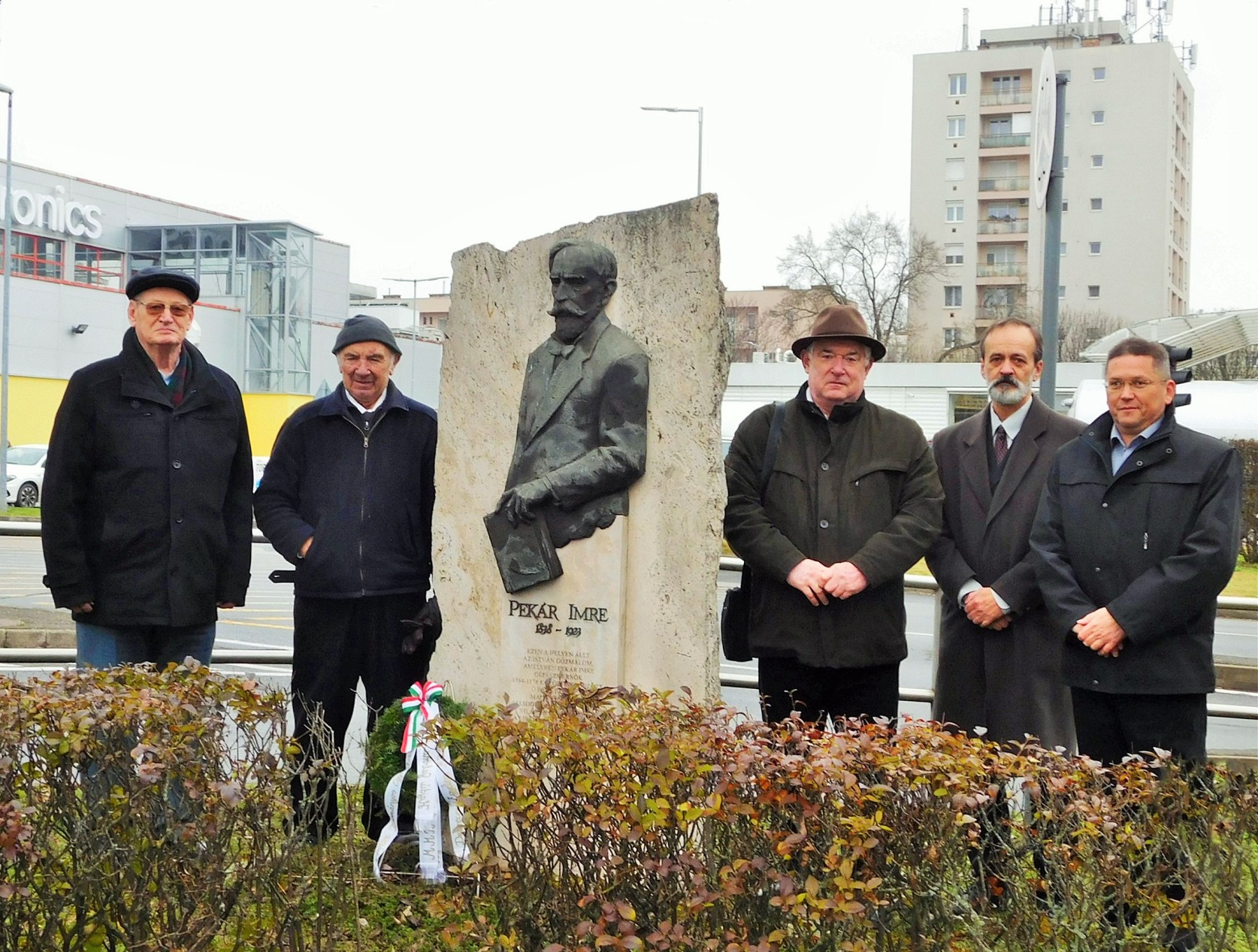 Pekár Imre szobrának koszorúzása